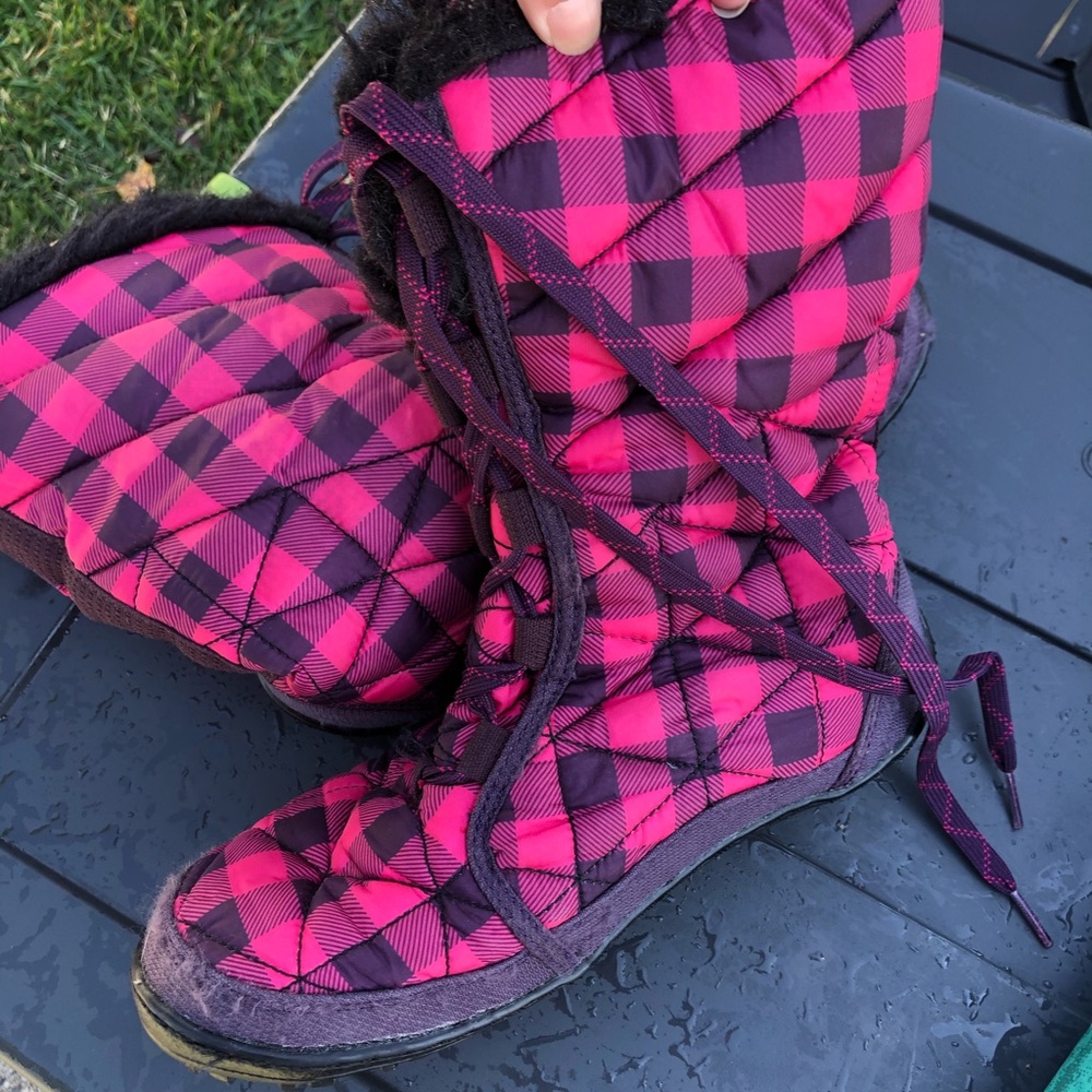 Columbia- Girl’s pink and black boots!